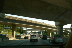 Jak zakaz wyprzedzania dla ciężarówek wpływa na płynność ruchu i bezpieczeństwo na drogach