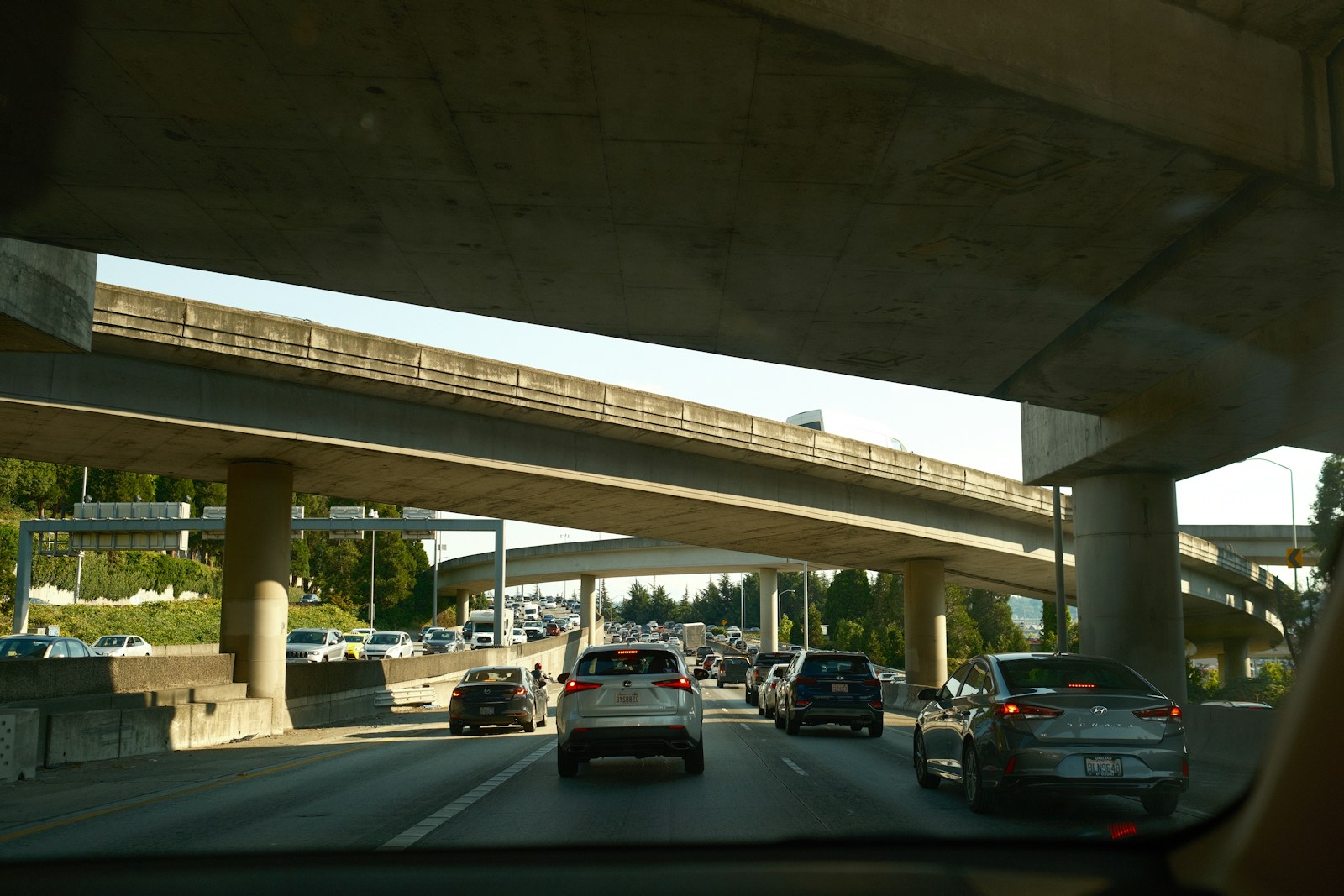 Jak zakaz wyprzedzania dla ciężarówek wpływa na płynność ruchu i bezpieczeństwo na drogach